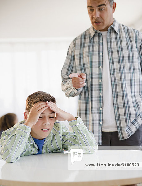 Enttäuschung  Menschlicher Vater  Sohn  Hispanier  Präsentation