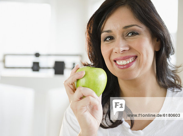 Frau  lächeln  Hispanier  grün  halten  Apfel