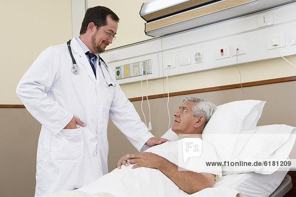 Doktor Gespräch mit Patienten im Krankenhaus