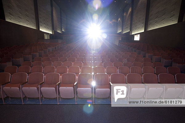 leer Film Theatergebäude Theater Blendenfleck lens flare Schlaghose