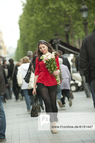 Blumenstrauß  Strauß  Europäer  Frau  lächeln  gehen