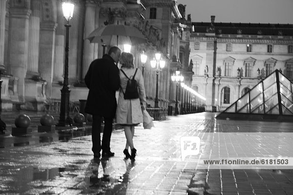 Europäer  Nacht  küssen  Regen  Louvre