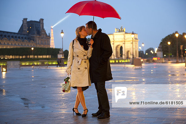 nahe , Europäer , Nacht , küssen , Regen , Louvre