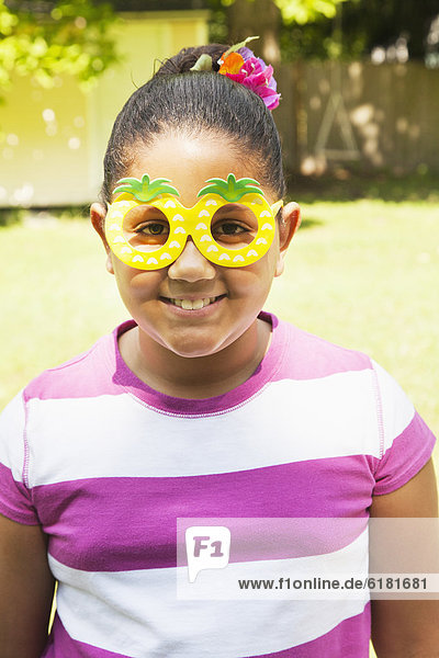 lächeln  Hispanier  Kleidung  Sonnenbrille  Ananas  Mädchen