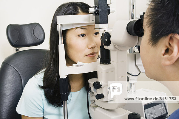 Augenarzt  Patientin  Untersuchung
