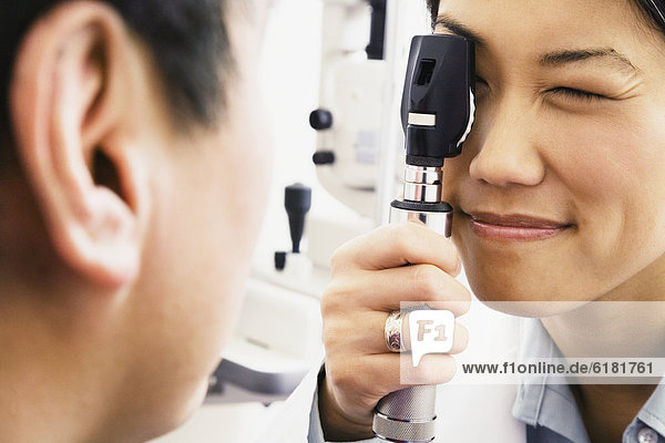 Augenarzt  Patientin  Untersuchung