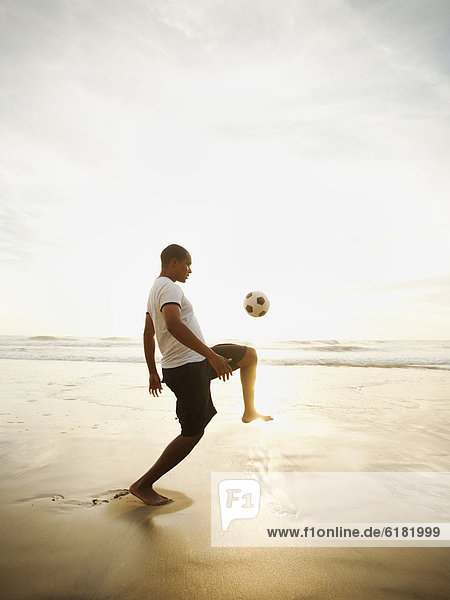 Mann Strand schwarz Fußball Ball Spielzeug spielen