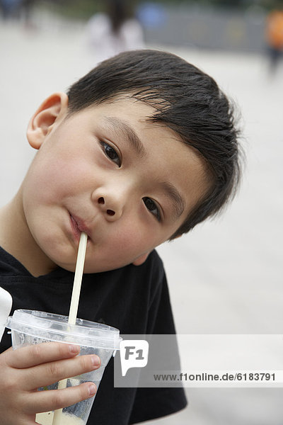 Getränk  Junge - Person  chinesisch  schlürfen