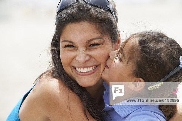 lächeln  küssen  Hispanier  Tochter  Mutter - Mensch