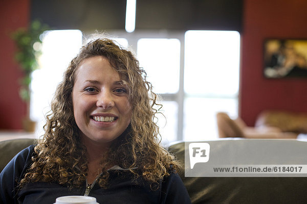 Europäer  Frau  lächeln  Cafe  trinken  Kaffee