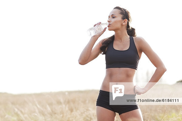 Wasser  Frau  ernst  Sportkleidung  mischen  trinken  Mixed