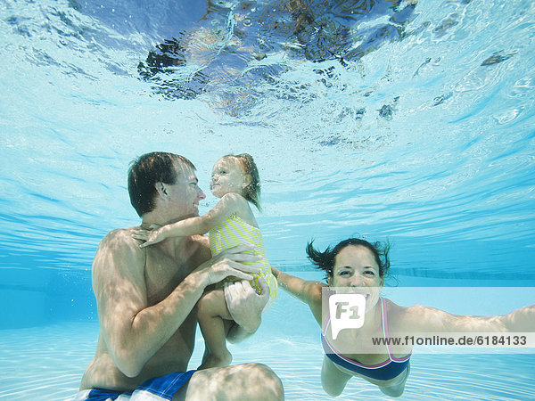 Menschliche Eltern  schwimmen  Tochter