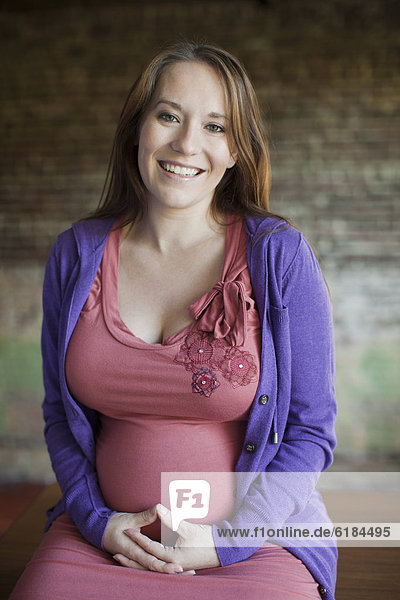 Europäer  Frau  lächeln  Schwangerschaft