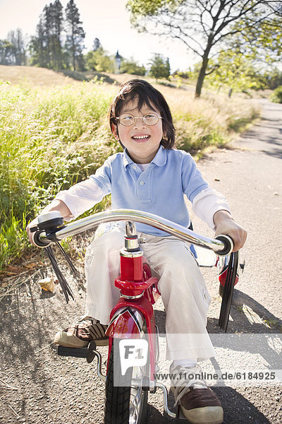 Junge - Person  fahren  Weg  chinesisch  Dreirad
