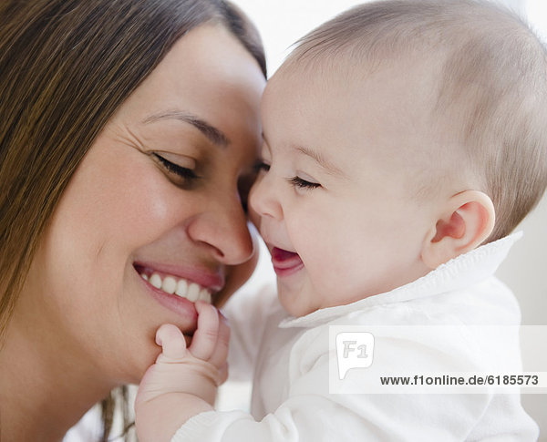 Lächelnd Mutter spielen mit baby