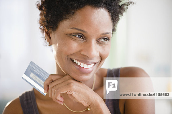 Frau  halten  schwarz  Kredit  Kreditkarte  Karte