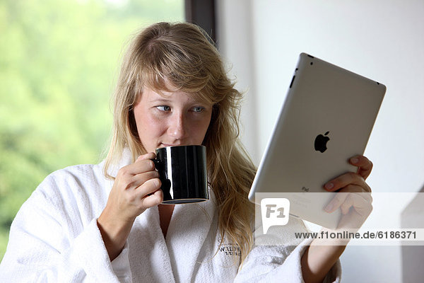 junge Frau junge Frauen Tasse Morgen Küche Bademantel Kaffee