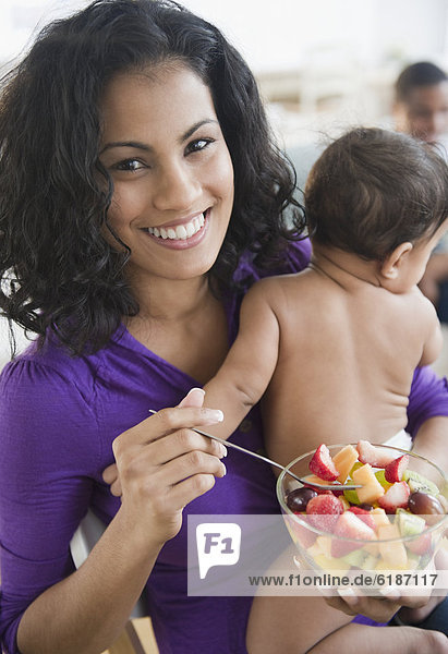 Frucht  Salat  halten  essen  essend  isst  Mutter - Mensch  Baby