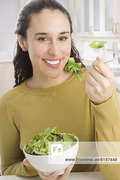 Frau  Salat  mischen  essen  essend  isst  Mixed