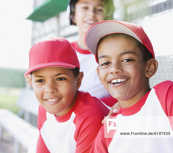 lächeln  Junge - Person  Baseball  multikulturell