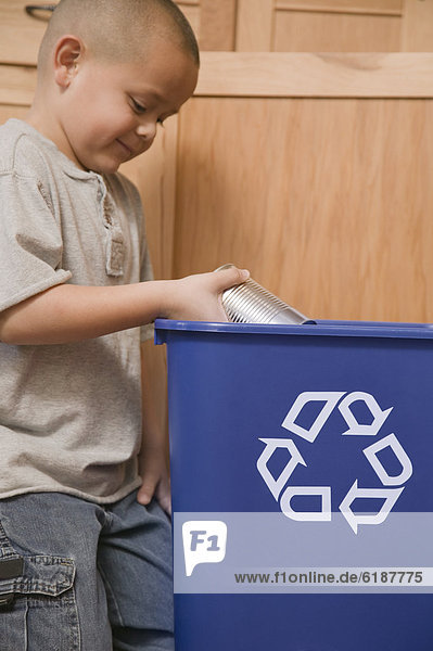 Junge - Person  Recycling  Hispanier  Zinn