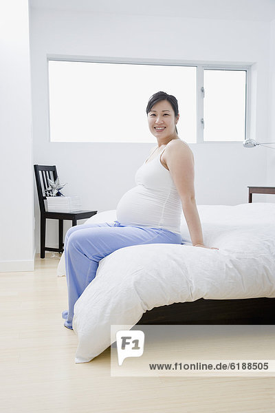 sitzend  Frau  Bett  Schwangerschaft