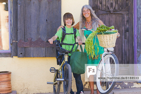 stehend Europäer Großmutter Enkelsohn Fahrrad Rad