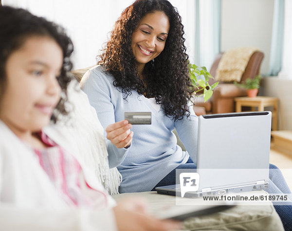 Frau  Internet  kaufen  Kredit  mischen  Kreditkarte  Karte  Mixed
