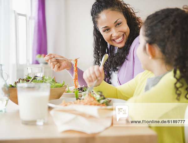 Zusammenhalt  Abendessen  Tochter  essen  essend  isst  Mutter - Mensch