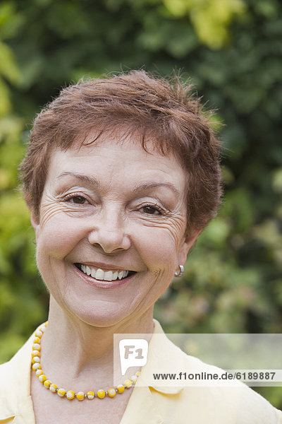 Senior  Senioren  Frau  lächeln  Chillipulver  Chilli