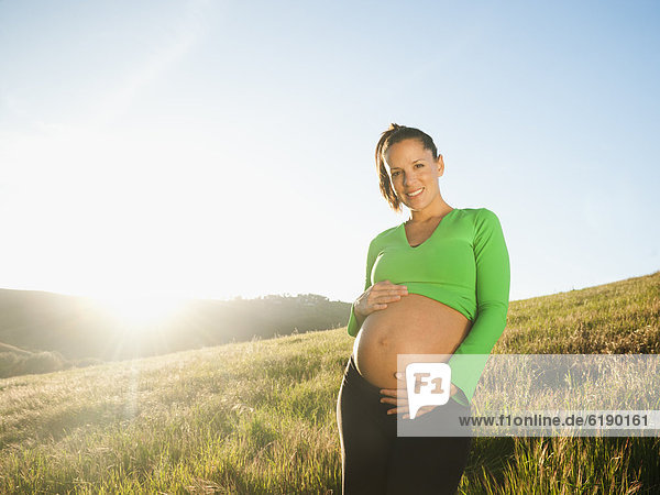 Frau  Hispanier  streicheln  Schwangerschaft  Feld
