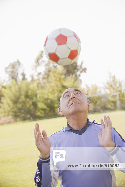 Senior Senioren werfen Spiel Fußball Ball Spielzeug Chillipulver Chilli