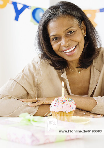 Frau  lächeln  Geburtstag  Kerze  cupcake