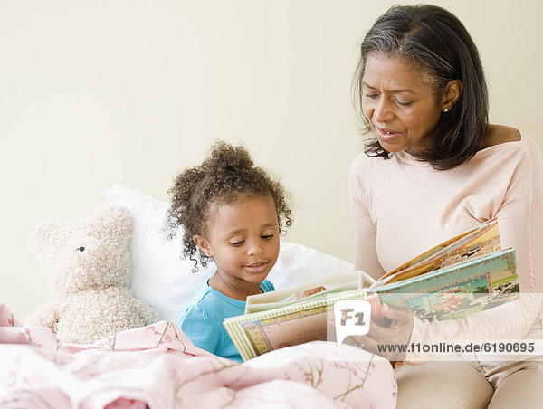 Enkeltochter  Großmutter  schlafen  Geschichte  vorlesen