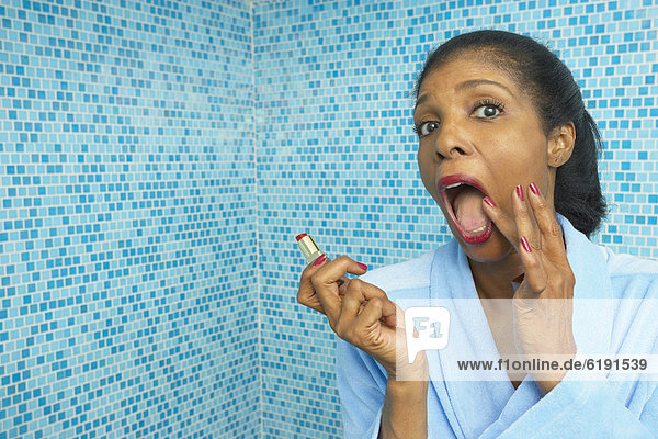 eincremen  verteilen  Frau  Badezimmer  Lippenstift  mischen  auftragen  Mixed