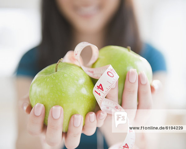 Frau  halten  Maß  südkoreanisch  Klebeband  Apfel
