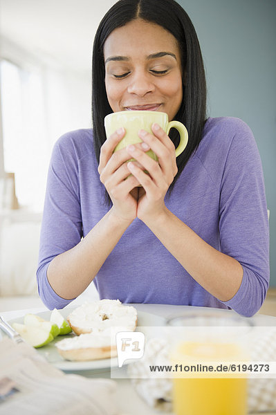 Frau  amerikanisch  trinken  Kaffee  Frühstück