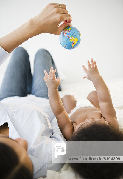 zeigen  Junge - Person  amerikanisch  Mutter - Mensch  Baby  Globus