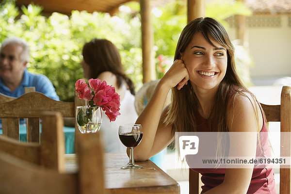 Frau  lächeln  Wein  Cafe  rot  trinken