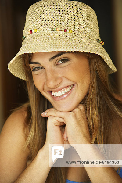 Frau  lächeln  Hut  Kleidung  Strohhut  Stroh