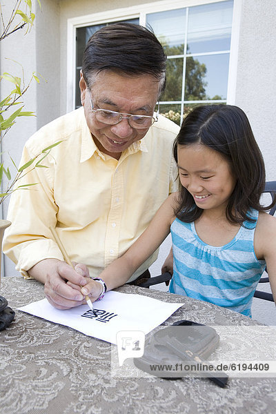 unterrichten  chinesisch  Enkeltochter  Großvater  Handschrift