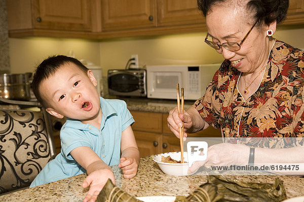 chinesisch  Großmutter  Enkelsohn  füttern