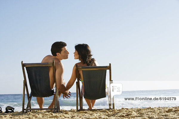 Paar küssen am Strand