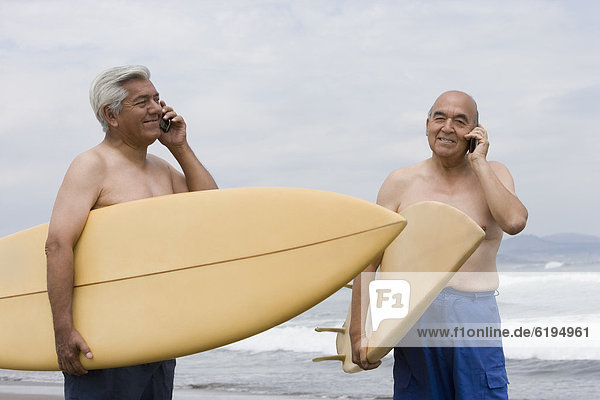 Handy  Senior  Senioren  Mann  sprechen  Strand  Hispanier  halten  Surfboard