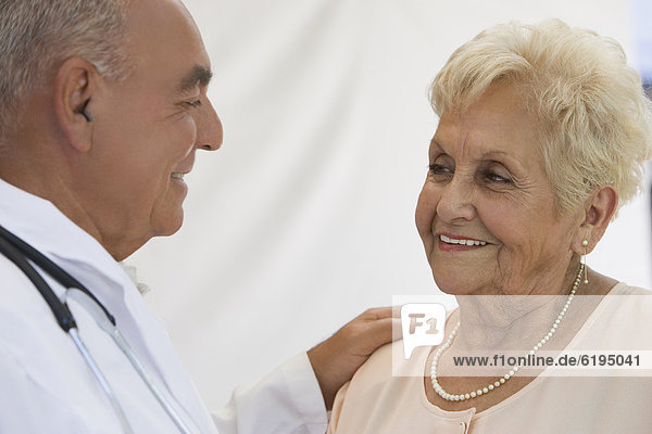 Senior  Senioren  Frau  sprechen  Arzt