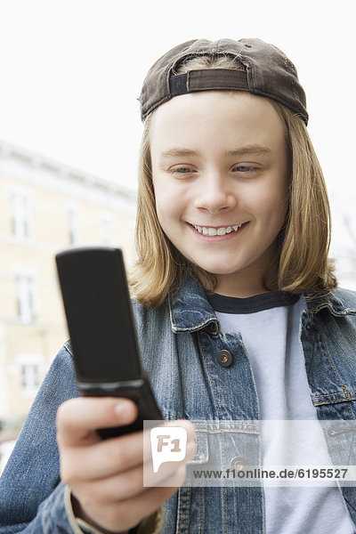 Handy  Europäer  Junge - Person  Text  Kurznachricht
