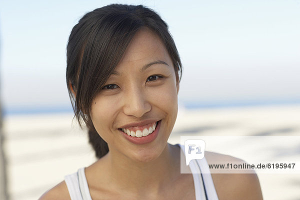 Asiatische Frau lächelnd
