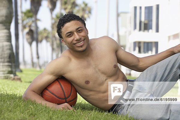 Mann  mischen  Basketball  jung  Gras  Freier Oberkörper  nackt  Mixed