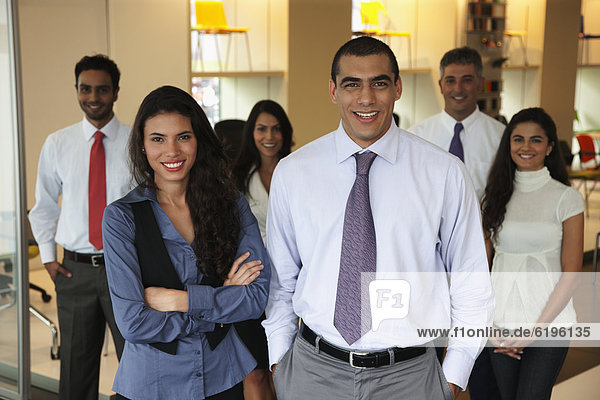 stehend  Zusammenhalt  Mensch  Büro  Menschen  lächeln  Hispanier  Business