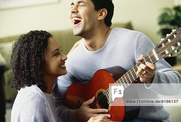 Mann  Freundin  Hispanier  Gitarre  spielen
